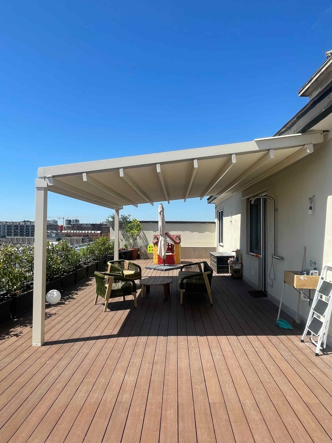 Pergola addossata Openhouse installata a Milano Via Solari